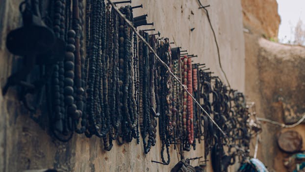 Průvodce hodnocením starožitností: Autenticita, stáří a tržní hodnota