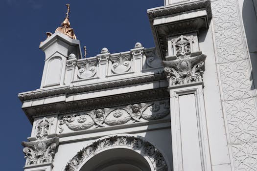 Moderní Design s Nádechem Renesance: Jak Využít Historické Prvky