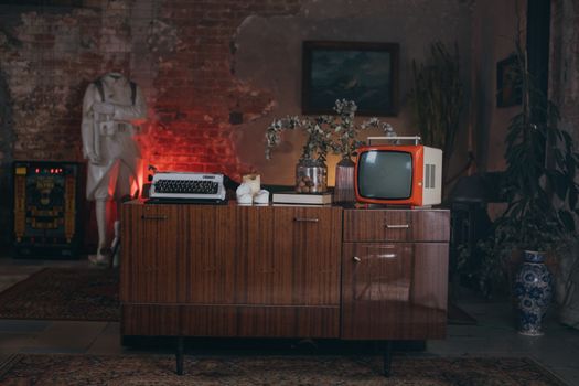 Jak Rozpoznat a Investovat do Retro Kousků a Antikvit?