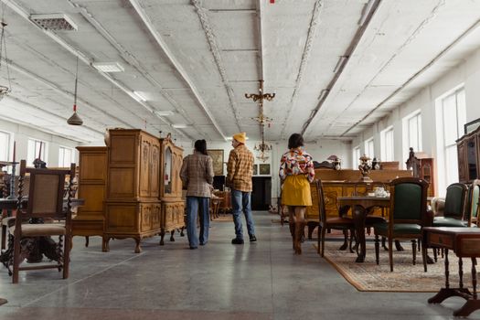 Rozdíly mezi Retro a Vintage Nábytkem: Co Musíte Vědět Před Nákupem